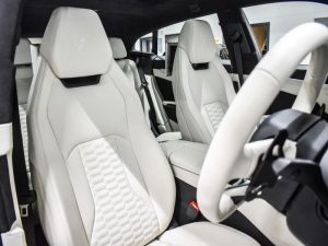 Lamborghini Urus car hire 1